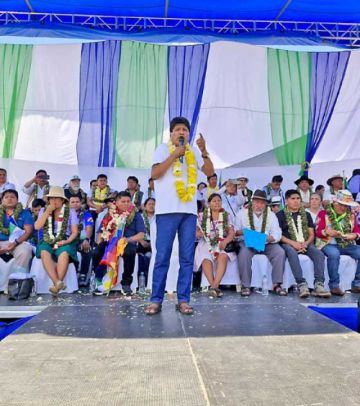 Evo reaparece y proclama candidatos