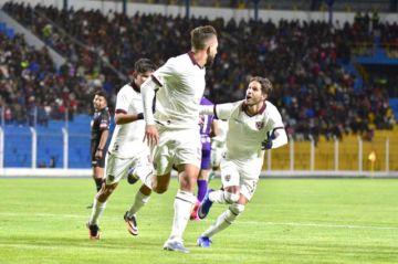 Los jugadores de Bolívar celebran su primer gol.
