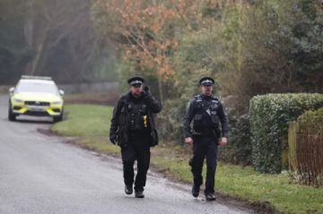 Policías británicos patrullan en las inmediaciones de la residencia del expríncipe Andrés, en Sandringham, Norfolk, Gran Bretaña.