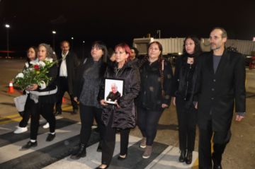 Los restos del destacado actor boliviano, David Santalla, llegan al aeropuerto de El Alto para su último homenaje
