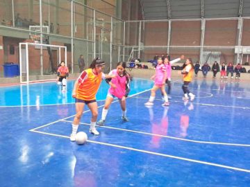 El técnico Soto fortalece el trato del balón de la selección potosina de futsal sub 20