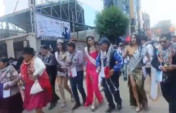 Se desarrolla el Corso Ciudad de Plata para despedir al carnaval potosino