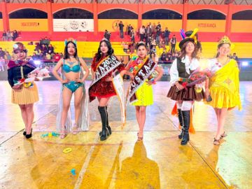 Al centro, la Reina y Ñusta del Corso Departamental Ciudad de Plata 2026.