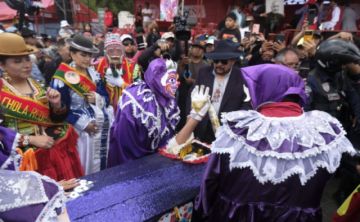 La Paz: Fraternidades dan la despedida al Pepino en medio del luto y homenaje a David Santalla