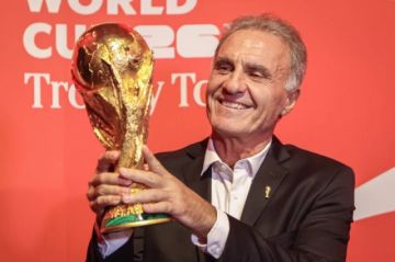 Uruguay recibe trofeo de la FIFA en su gira de manos de Oscar Ruggeri