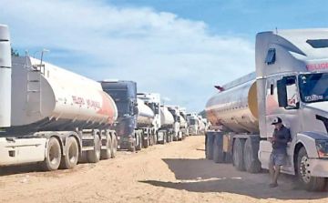 Cisterneros mantienen  largas filas en Palmasola