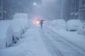 Una tormenta histórica paraliza el noreste de EEUU y deja a Nueva York bajo nevada récord