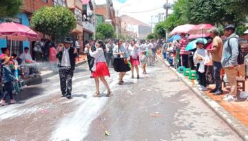 Despiden al Carnaval con baile y juego con agua