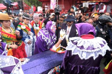 La Paz cierra el carnaval con el Entierro del Pepino y un homenaje a David Santalla