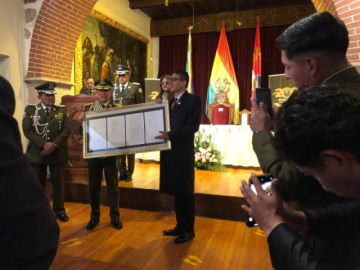 Policía Boliviana entrega réplica de ley de su creación a la Casa Nacional de Moneda