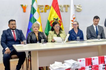 Misión de EEUU concreta segunda donación de insumos médicos a Bolivia