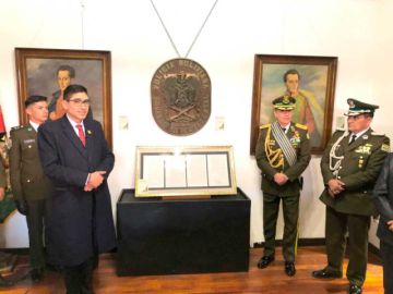 El director del repositorio, Daniel Oropeza, y el comandante general de la Policía, Mirko Sokol, junto al documento.