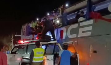 Derrumbe en la vía Tarija – Entre Ríos impacta a un bus y deja siete heridos
