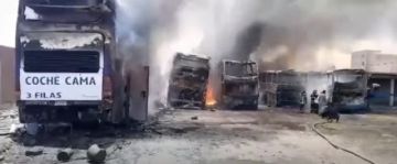 Oruro: Incendio en un taller mecánico deja cinco buses calcinados