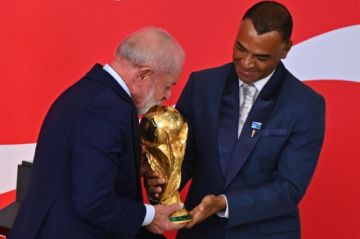 Lula besa el trofeo de la Copa del Mundo: "Estoy convencido de que la vamos a ganar"