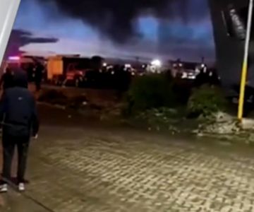 Policía gasifica a personas que intentan recoger dinero de accidente
