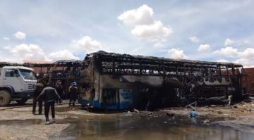 “Lo estaban arreglando aquí, no sé qué pasó”: Propietaria llora por su bus incendiado en Oruro
