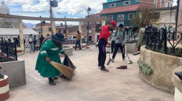 Emap y estudiantes limpian la plaza Sucre antes de acto