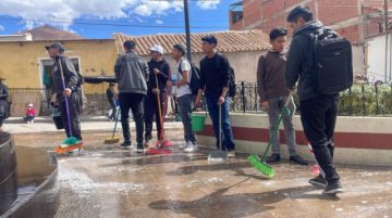 Emap y estudiantes limpian la plaza Sucre antes de acto