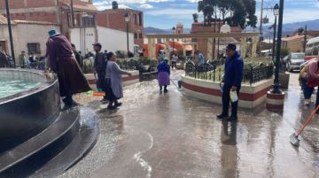 Emap y estudiantes limpian la plaza Sucre antes de acto