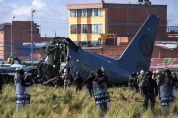 Sube a 22 la cifra de fallecidos por el accidente de un avión de carga en Bolivia