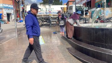 Emap y estudiantes limpian la plaza Sucre antes de acto