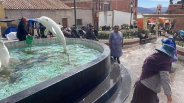 Emap y estudiantes limpian la plaza Sucre antes de acto