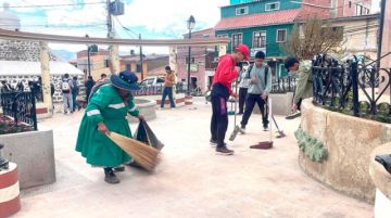 Emap y estudiantes limpian la plaza Sucre antes de acto