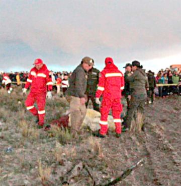 auxilio. Personal de Bomberos, el viernes, durante el rescate de los heridos.