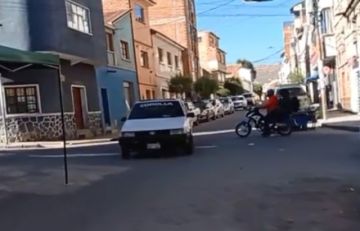 Algunos motorizados incumplen restricciones del Día del Peatón en Potosí