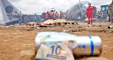 TRAGEDIA. Vista de la aeronave siniestrada el viernes en el aeropuerto internacional de El Alto tras salirse de la pista de aterrizaje.