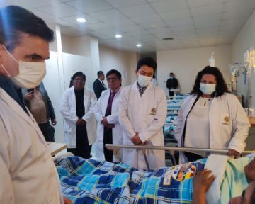 Presidente Paz visita a heridos del accidente aéreo en El Alto