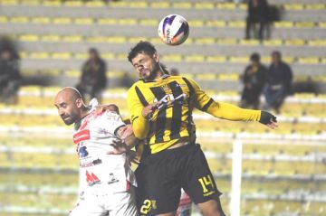 Damian Villalba (i) pelea el balón con un rival.