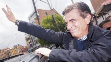 Paz pide “no empañar la grandeza” de El Alto tras toma de billetes en tragedia aérea