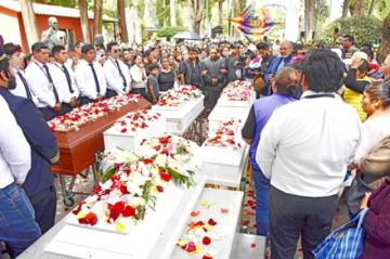 Tragedia: Entierran a cinco niños y su madre en Sacaba
