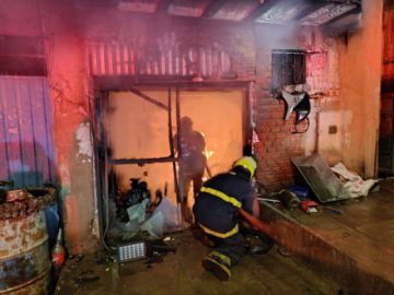 Incendio deja taller calcinado y tres heridos