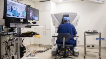 Cirujano dirige un robot y realiza una operación a 2.400 km de distancia