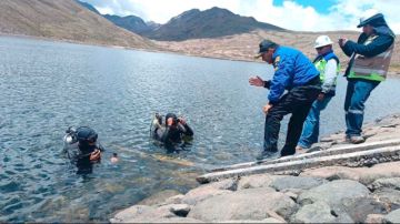 Buceadores inspeccionan represas de agua en Potosí