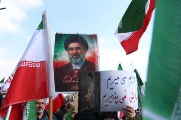Miles de iraníes salen a la calles para declarar su lealtad a Mojtaba Jameneí