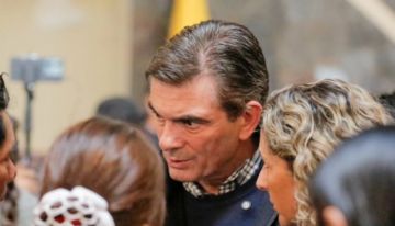 Paz retorna a Bolivia y prepara viaje a Chile y visita del rey de España