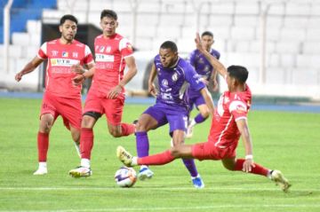 El jugador de Real Potosí, Jeferson Rivas, controla el balón. 