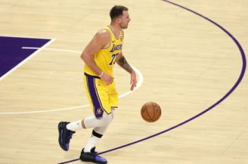 NBA multa a Luka Doncic con 50.000 dólares por el gesto de dinero que hizo a un árbitro