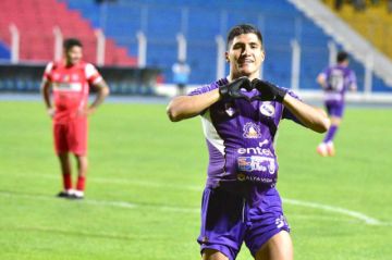 El jugador de Real Potosí, Luis Ali, celebra su primer gol.