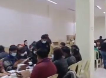 Revisan papeletas de votación una por una para verificar que no están marcadas