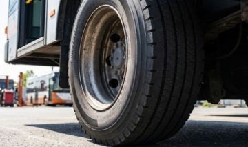 Mujer pierde la vida por un bus con pasajeros