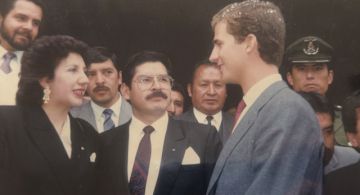 El príncipe Felipe saluda al entonces prefecto de Potosí, Daniel Oropeza Echeverría, y a su esposa.