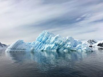 La Antártida enfrenta una pérdida de hielo sin precedentes, similar a la que experimentó Groenlandia