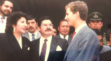 El príncipe Felipe saluda al entonces prefecto de Potosí, Daniel Oropeza Echeverría, y a su esposa.
