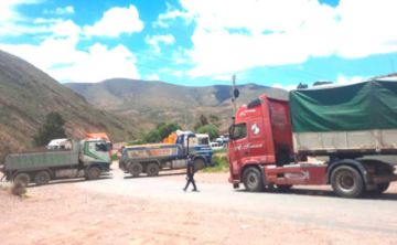 Mantienen bloqueo de la vía Potosí-Sucre por un proyecto de asfaltado