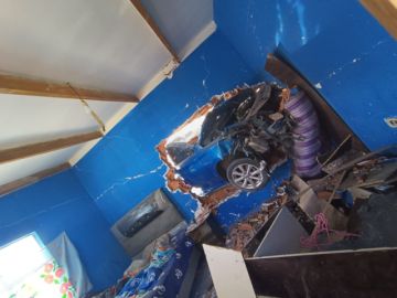Vehículo se estrella contra una vivienda y perfora el muro en la zona Santa Fe
